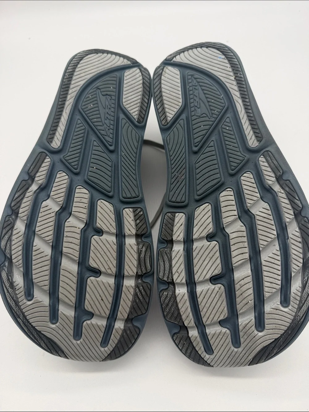ALTRA men's torin 8 shoe in gray